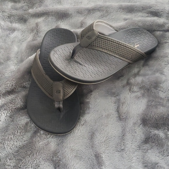 white skechers flip flops